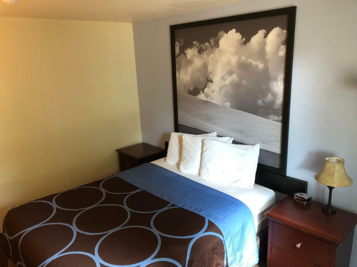 Super 8 By Wyndham Hotel 2*
